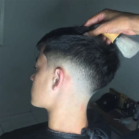 low fade pelos cabelos.